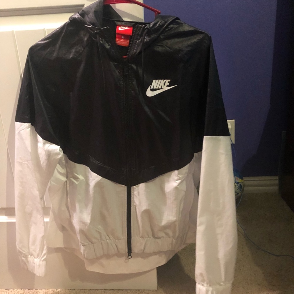 Women’s Medium Nike Windbreaker